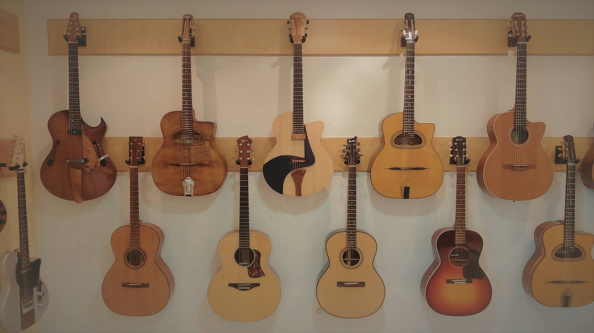 Showroom Guitares d'en France - guitares et basses de luthiers